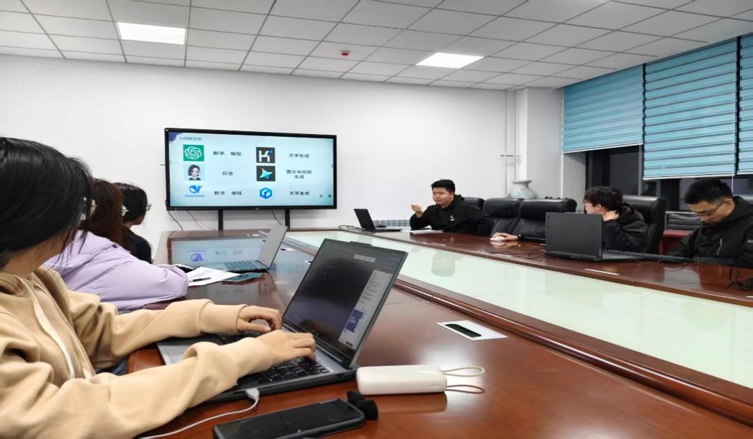 提升數字素養，賦能職業未來——機械工程學院就業委員會開展辦公技能與AI應用專項培訓